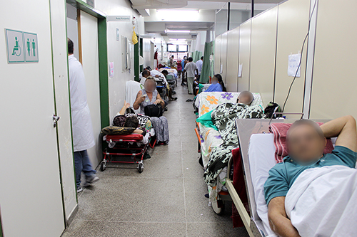 No corredor da ala verde do pronto-socorro, pacientes ficam no corredor e próximo aos banheiros