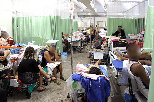 Pacientes se amontoam na ala verde do pronto-socorro do Hospital Regional de Taguatinga. A imagem é desta segunda-feira (5/6)