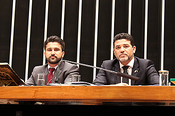 Gilney Guerra, presidente do Coren-DF, e Jorge Vianna, vice-presidente do Sindate-DF, compõem mesa da sessão solene