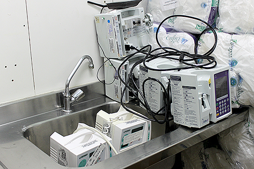 Na UTI adulto, bombas de infusão quebradas se acumulam em uma sala. Não há contrato de manutenção para os equipamentos